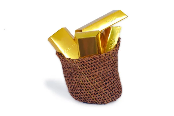 Hoop van goudstaven in houten mand, Banking concept. — Stockfoto