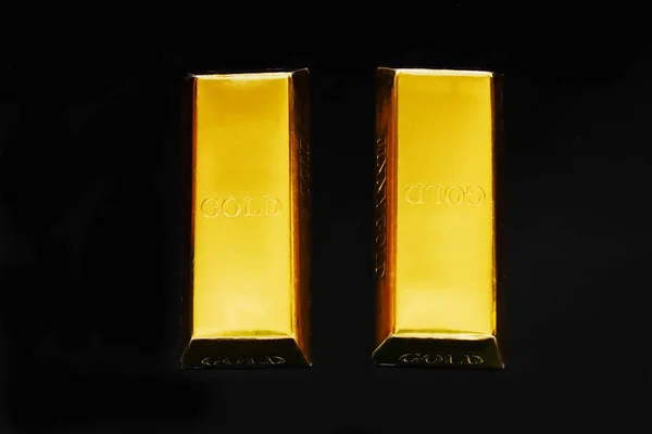 黒い背景バンキングの概念上の金の棒のヒープ. — ストック写真