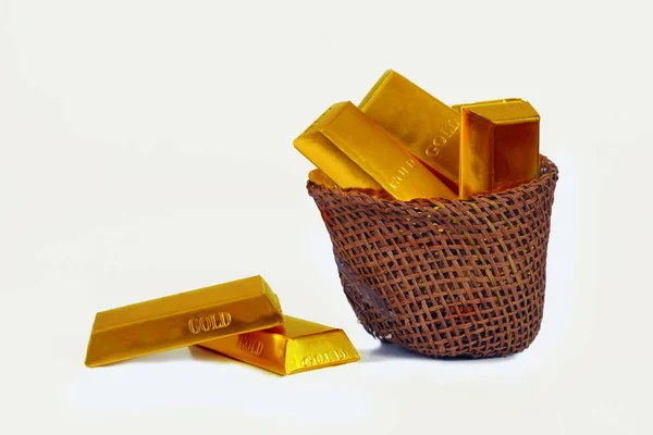 木製バスケットの金の棒のヒープ、銀行の概念. — ストック写真