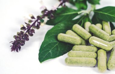 Alternatif bitki kapsülü ve taze bitki arka plan, sağlık gebe