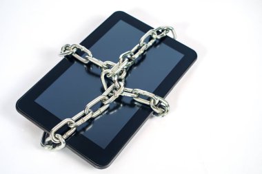 güvenlik için mobil tablet etrafında zincir kilidi.