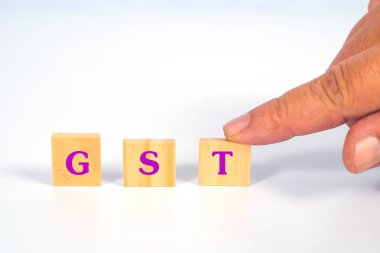 El ahşap küp blok.iş kavramı bir Gst kelime tutun.