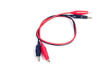 Beyaz arka planda siyah ve kırmızı Elektrik bakır kelepçe.