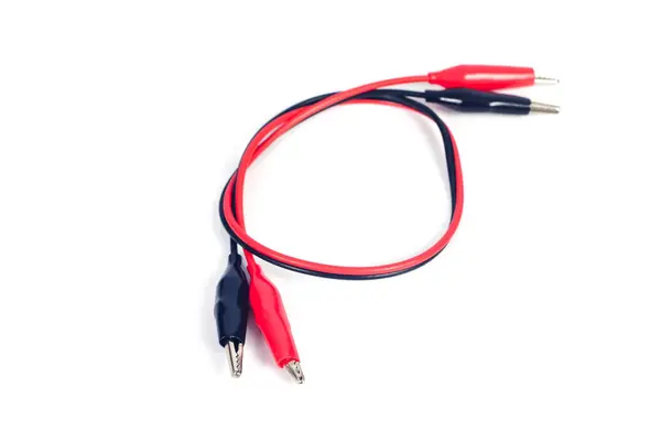 Fekete és piros elektromos rézbilincs fehér alapon. — Stock Fotó