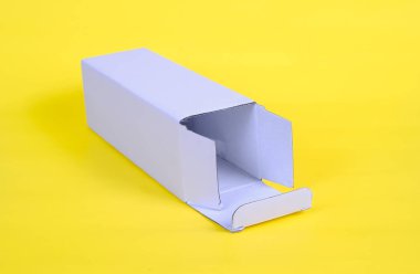 Renkli arka plandaki beyaz karton saklama kutusunu geri dönüştürün