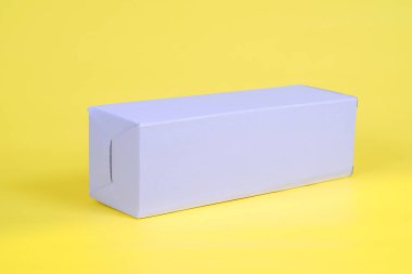 Renkli arka plandaki beyaz karton saklama kutusunu geri dönüştürün