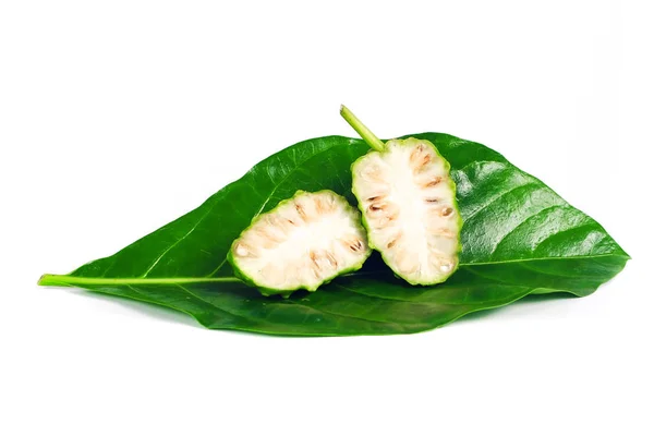 Noni ou Morinda Citrifolia fruit isolé sur fond blanc il — Photo