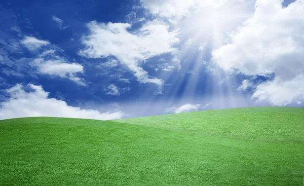 Landskap Green Field Park med ljusstråle på blå himmel. — Stockfoto