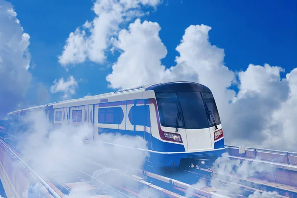 Поезд Flying Sky на голубом небе с облаками  . — стоковое фото