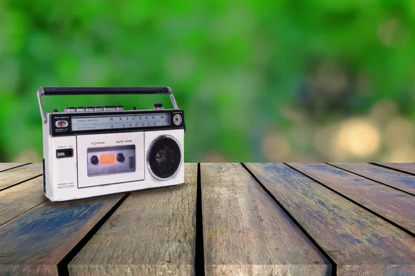 Lecteur de radio vintage sur la promenade en bois avec backround . — Photo