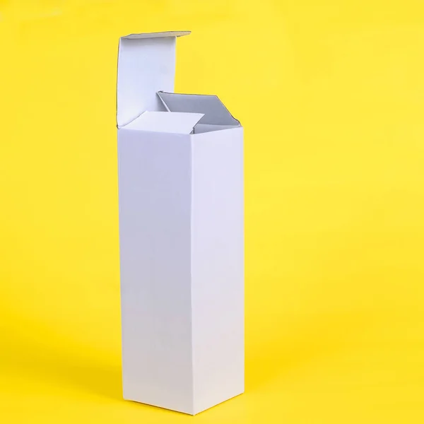 Recycle witte kartonnen opbergdoos op een kleur achtergrond — Stockfoto