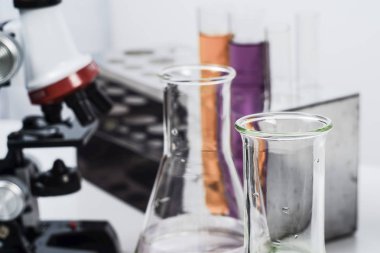 Test tüpleri, eczane ve tıbbi araştırma laboratuvarı.