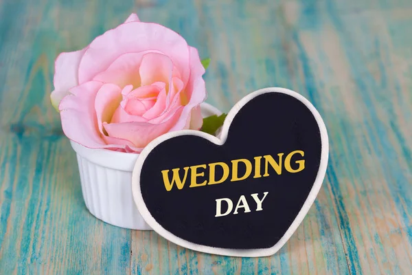 Palabra día de la boda en etiqueta del corazón con fondo de madera, cono de la boda — Foto de Stock