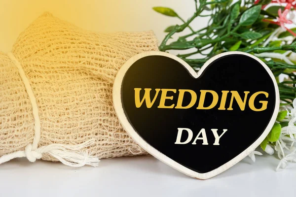 字婚礼日的心脏标签与木材背景，婚礼自负 — 图库照片