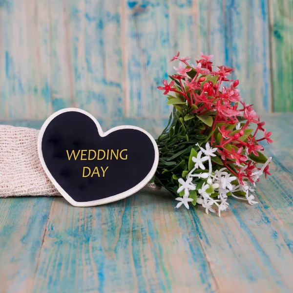 Palabra día de la boda en etiqueta del corazón con fondo de madera, cono de la boda —  Fotos de Stock