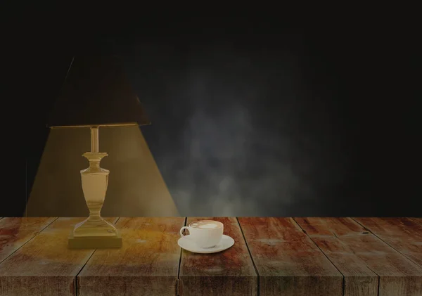 Ahşap masada sıcak kahve fincanı olan klasik lamba.. — Stok fotoğraf