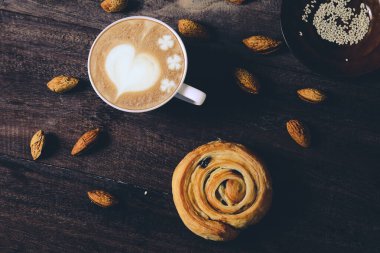 Çikolata parçacıklı Ekmek Denis ve ahşap sırtında sıcak kahve.