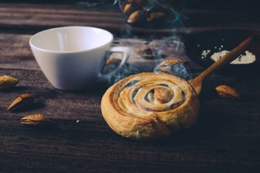 Çikolata parçacıklı Ekmek Denis ve ahşap sırtında sıcak kahve.