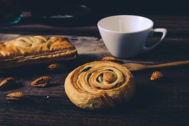 Çikolata parçacıklı Ekmek Denis ve ahşap sırtında sıcak kahve.