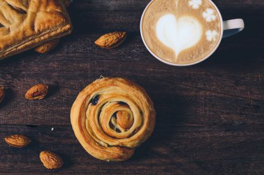 Çikolata parçacıklı Ekmek Denis ve ahşap sırtında sıcak kahve.