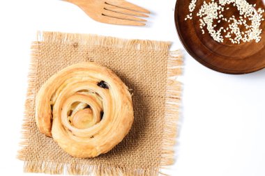 Beyaz arka planda izole edilmiş çikolata parçalı Ekmek Denis.