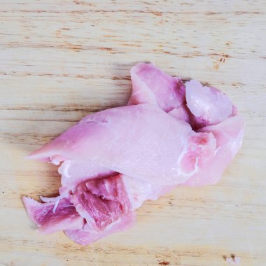 Arka planda pişmemiş taze çiçek eti dilimleri.