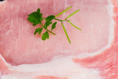 Arka planda pişmemiş taze çiçek eti dilimleri.