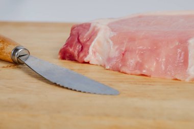 Arka planda pişmemiş taze çiçek eti dilimleri.