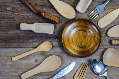 Tahta yüzey ve ahşap masa üzerinde tahta kaşık ve çatal..