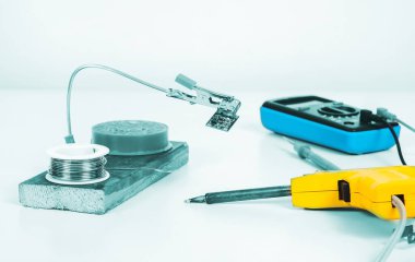 Beyazın elektronik panosunu tamir etmek için el yapımı tutucu..