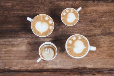 Ahşap sehpada sıcak kahve fincanları..