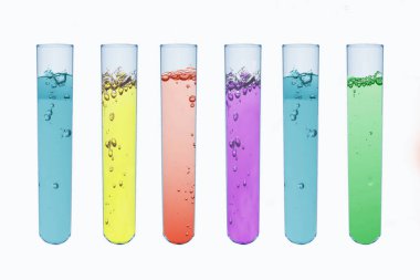 Renk çözeltisi bilim konseptine sahip test tüpü cam ekipmanı