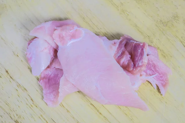 Niegotowane plasterki świeżego mięsa z kieszeni na tle. — Zdjęcie stockowe