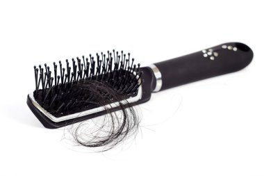 Beyaz arka planda saç kaybı olan tarak, sağlık güzelliği konsepti.