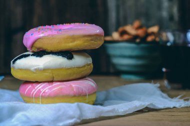 Ahşap arka planda nefis renkli çörekler..