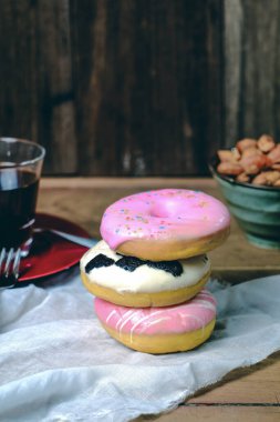 Ahşap arka planda nefis renkli çörekler..