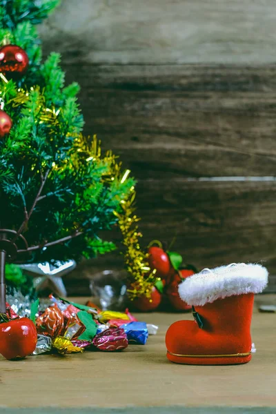 赤いブーツのクリスマスや素朴な木製のテーブルの上のサンタの靴、キリスト — ストック写真