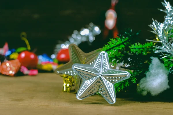 素朴な木製のテーブルの上のクリスマスの装飾のための銀の星、クリ — ストック写真
