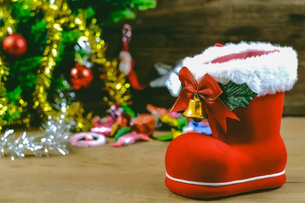 Stivale rosso natale o scarpa di Babbo Natale su tavolo in legno rustico, Cristo — Foto Stock