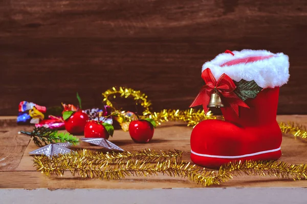 基督啊，红色的靴子圣诞节或圣诞老人的鞋在乡村木桌上 — 图库照片