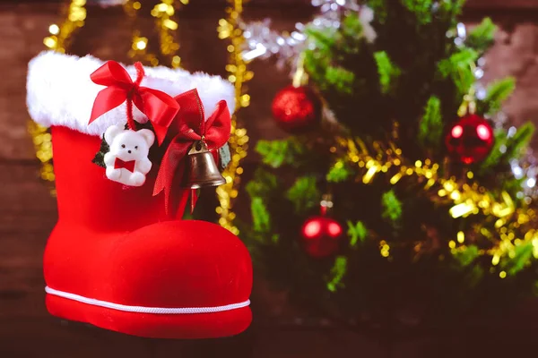 基督啊，红色的靴子圣诞节或圣诞老人的鞋在乡村木桌上 — 图库照片