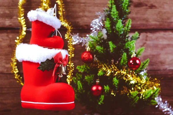 赤いブーツのクリスマスや素朴な木製のテーブルの上のサンタの靴、キリスト — ストック写真