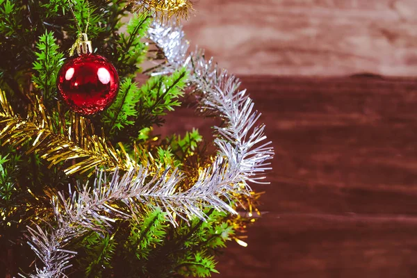 Pino verde sulla decorazione natalizia sul tavolo di legno rustico, C — Foto Stock