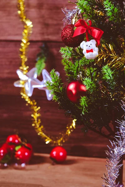 Grüne Kiefer auf Weihnachtsdekoration auf rustikalem Holztisch, — Stockfoto