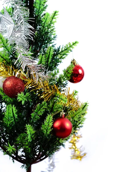 白底圣诞装饰上的绿松树，克里 — 图库照片