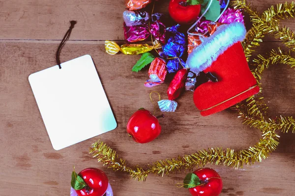 素朴な木製のテーブルの上にクリスマスの装飾が施されたホワイトバンクカード — ストック写真