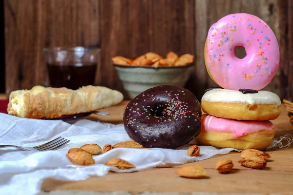 Deliciosa comida de rosquillas de colores sobre fondo de madera . —  Fotos de Stock