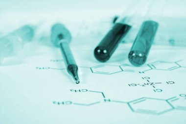 Düşüren ve kimyasal formülü olan laboratuvar test tüpü, bilim konsepti..