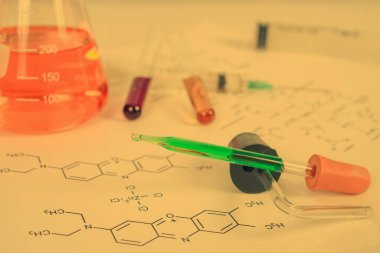 Düşüren ve kimyasal formülü olan laboratuvar test tüpü, bilim konsepti.