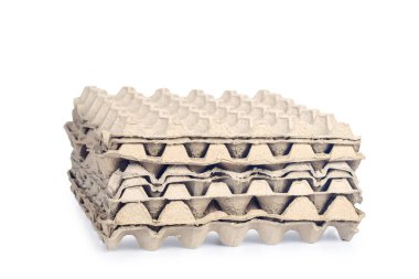 Arkadaki kartondan yumurta tepsisi.